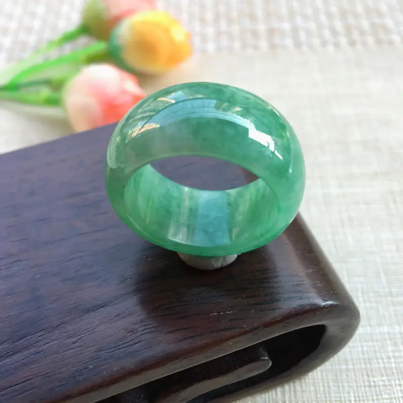 【天然A货翡翠 【自然光拍摄】满绿豆绿戒指,圈口19mm,满绿均匀,青翠明媚,饱满靓丽,佩戴效果贵气大方,尺寸19*11.5*3.8mm 重8.11g】图5