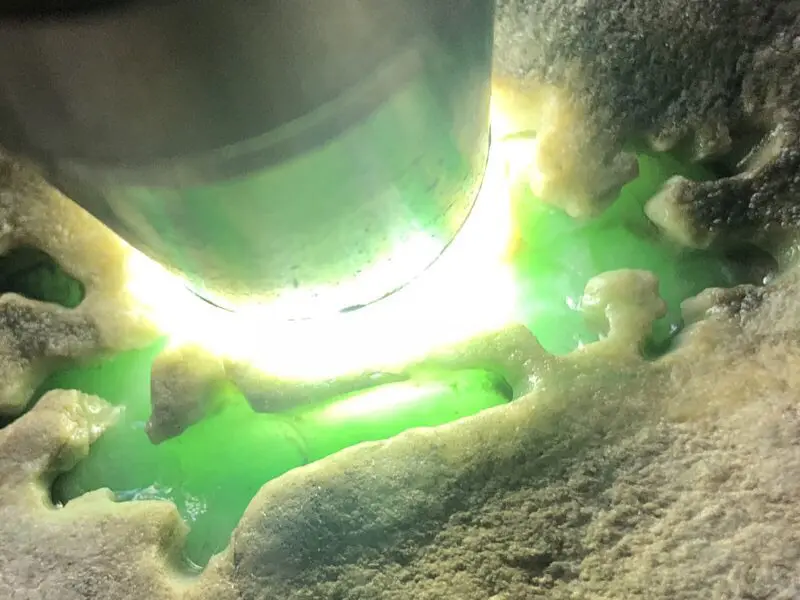 【👉 【名称】3.2kg木那开窗料
【重量】3.2kg
【尺寸】170-90-90mm
【产地】缅甸新货翡翠原石
【描述】新货来袭!《免费切,免费盖手镯》木那开窗料,开窗肉质细腻可见花色,灯下色美水足,喜欢的老板速来抢购H799】图9