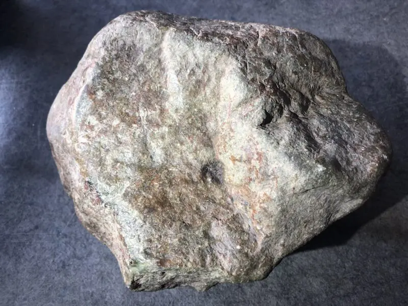 【👉 【名称】7.45kg百三桥全赌料
【重量】7.45kg
【尺寸】170-140-120mm
【产地】缅甸新货翡翠原石
【描述】新货来袭!《免费切,免费盖手镯》百三桥全赌料,种好压手,灯下水长起荧光,喜欢的老板速来抢购H802】图7