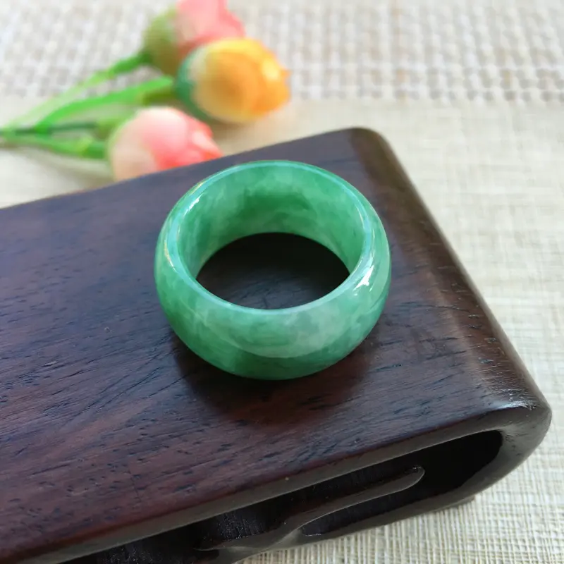 【天然A货翡翠 【自然光拍摄】满绿豆绿戒指,圈口19mm,满绿均匀,青翠明媚,饱满靓丽,佩戴效果贵气大方,尺寸19*11.5*3.8mm 重8.11g】图9