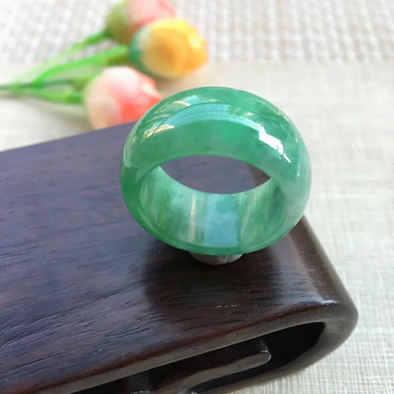 【天然A货翡翠 【自然光拍摄】满绿豆绿戒指,圈口19mm,满绿均匀,青翠明媚,饱满靓丽,佩戴效果贵气大方,尺寸19*11.5*3.8mm 重8.11g】图4
