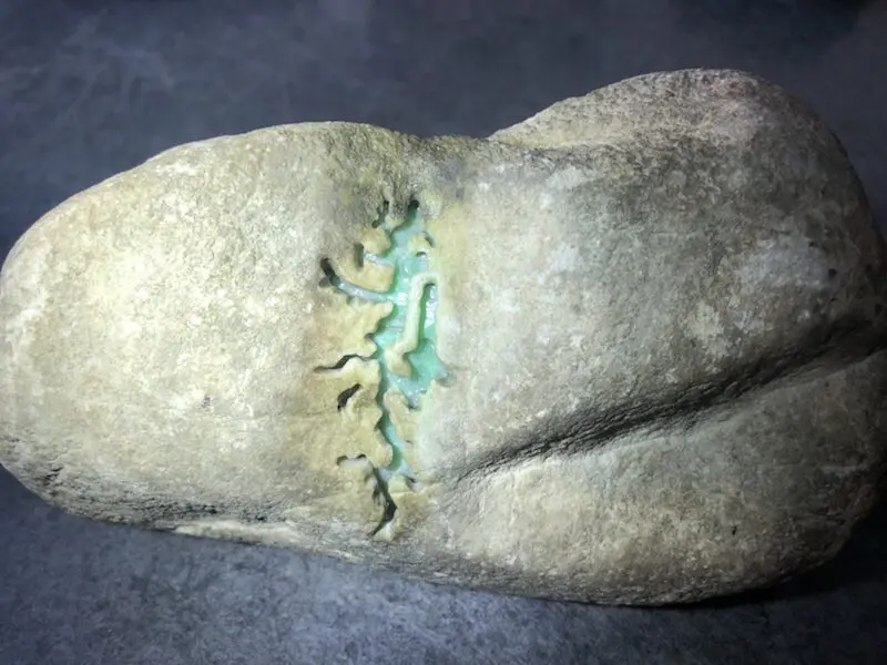 【👉 【名称】3.2kg木那开窗料
【重量】3.2kg
【尺寸】170-90-90mm
【产地】缅甸新货翡翠原石
【描述】新货来袭!《免费切,免费盖手镯》木那开窗料,开窗肉质细腻可见花色,灯下色美水足,喜欢的老板速来抢购H799】图3