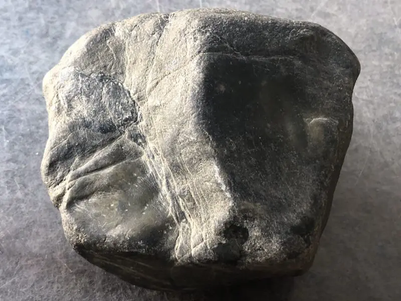 【👉 【名称】1.95kg南齐开窗料
【重量】1.95kg
【尺寸】120-100-70mm
【产地】缅甸新货翡翠原石
【描述】新货来袭!《免费切,免费盖手镯》南齐开窗料,大面积开窗肉质细腻干净,灯下水长冰透,喜欢的老板速来抢购H800】图8