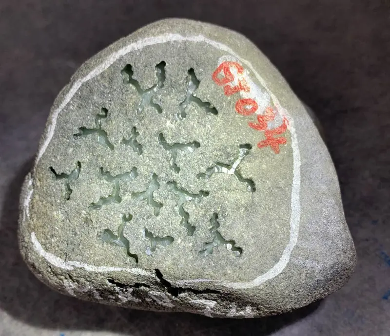 【👉 【名称】1.5公斤莫西沙敞口开窗料
【重量】1.5公斤
【尺寸】110-110-85MM
【产地】缅甸新货翡翠原石
【描述】新货来袭!《免费切,免费盖手镯,免费开窗》莫西沙敞口开窗料,品相好,料子压手,打灯通透,种好带底色,喜欢的老板来秒!DN462##】图3