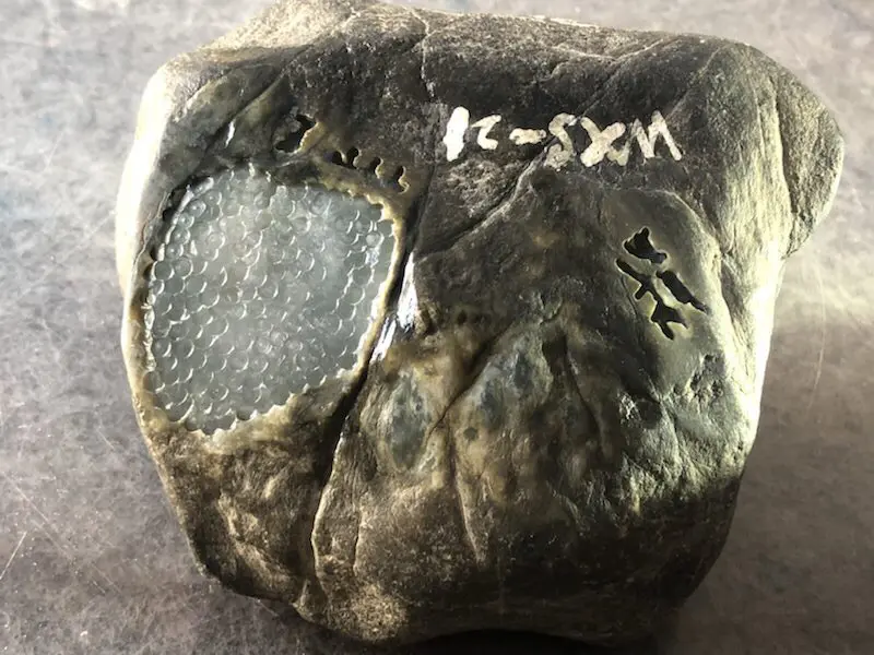 【👉 【名称】1.95kg南齐开窗料
【重量】1.95kg
【尺寸】120-100-70mm
【产地】缅甸新货翡翠原石
【描述】新货来袭!《免费切,免费盖手镯》南齐开窗料,大面积开窗肉质细腻干净,灯下水长冰透,喜欢的老板速来抢购H800】图7