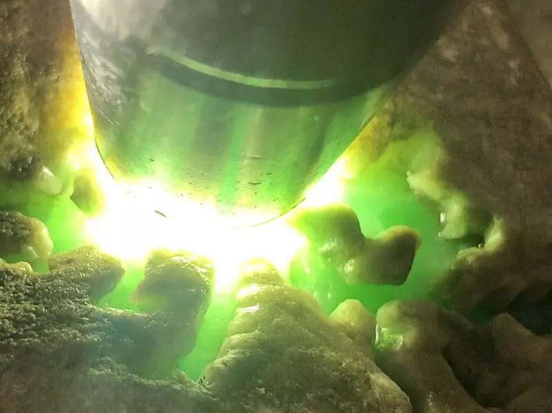 【👉 【名称】3.2kg木那开窗料
【重量】3.2kg
【尺寸】170-90-90mm
【产地】缅甸新货翡翠原石
【描述】新货来袭!《免费切,免费盖手镯》木那开窗料,开窗肉质细腻可见花色,灯下色美水足,喜欢的老板速来抢购H799】图11