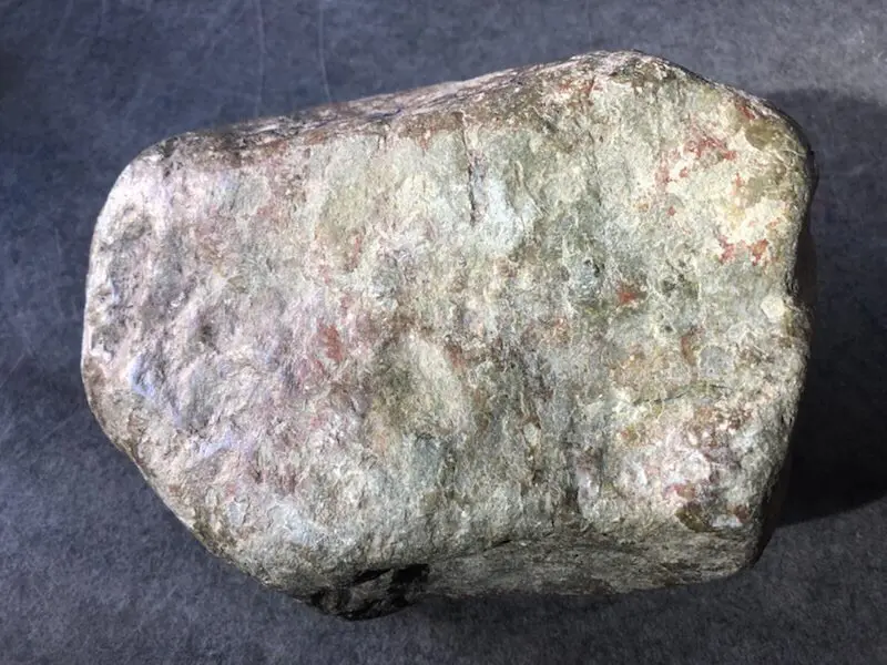 【👉 【名称】7.45kg百三桥全赌料
【重量】7.45kg
【尺寸】170-140-120mm
【产地】缅甸新货翡翠原石
【描述】新货来袭!《免费切,免费盖手镯》百三桥全赌料,种好压手,灯下水长起荧光,喜欢的老板速来抢购H802】图3
