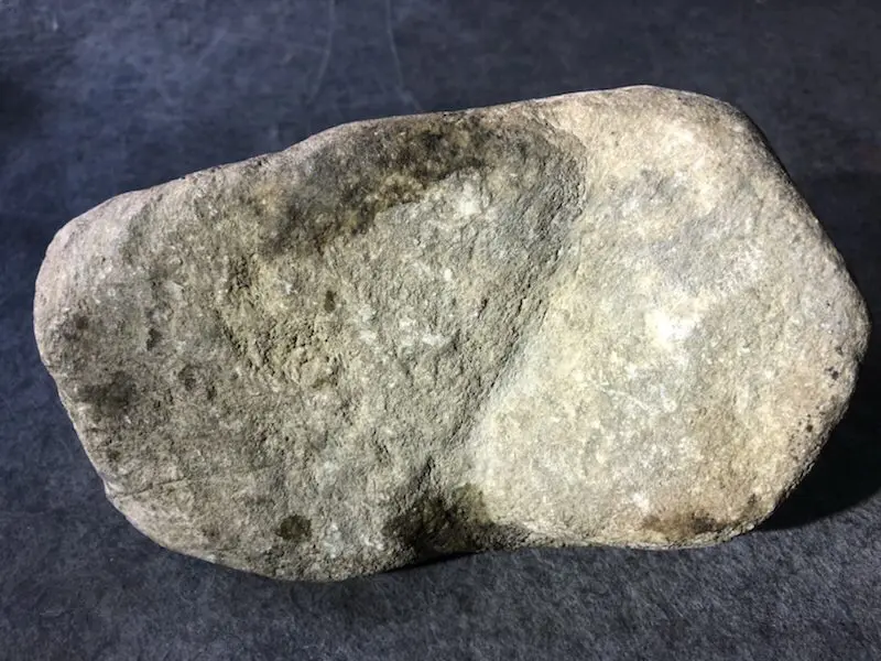【👉 【名称】3.2kg木那开窗料
【重量】3.2kg
【尺寸】170-90-90mm
【产地】缅甸新货翡翠原石
【描述】新货来袭!《免费切,免费盖手镯》木那开窗料,开窗肉质细腻可见花色,灯下色美水足,喜欢的老板速来抢购H799】图6