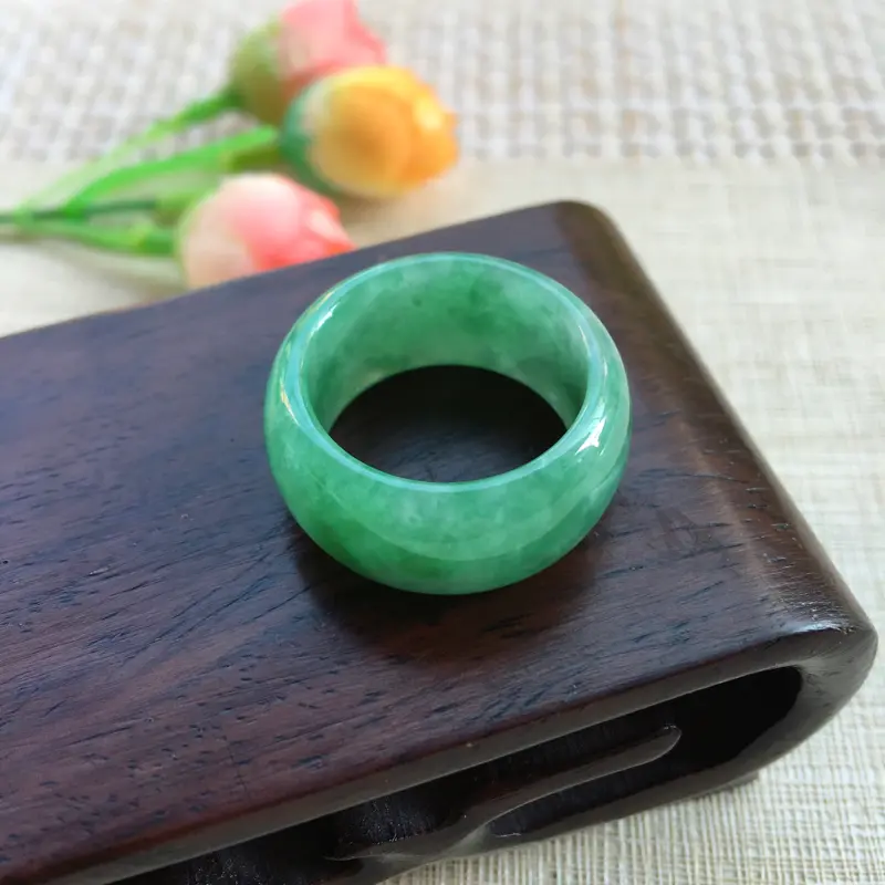 【天然A货翡翠 【自然光拍摄】满绿豆绿戒指,圈口19mm,满绿均匀,青翠明媚,饱满靓丽,佩戴效果贵气大方,尺寸19*11.5*3.8mm 重8.11g】图8