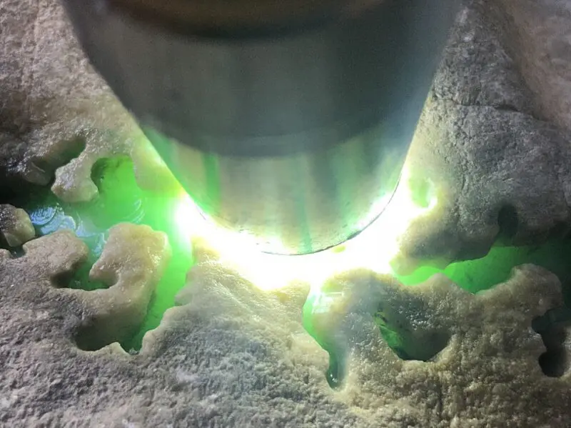 【👉 【名称】3.2kg木那开窗料
【重量】3.2kg
【尺寸】170-90-90mm
【产地】缅甸新货翡翠原石
【描述】新货来袭!《免费切,免费盖手镯》木那开窗料,开窗肉质细腻可见花色,灯下色美水足,喜欢的老板速来抢购H799】图10