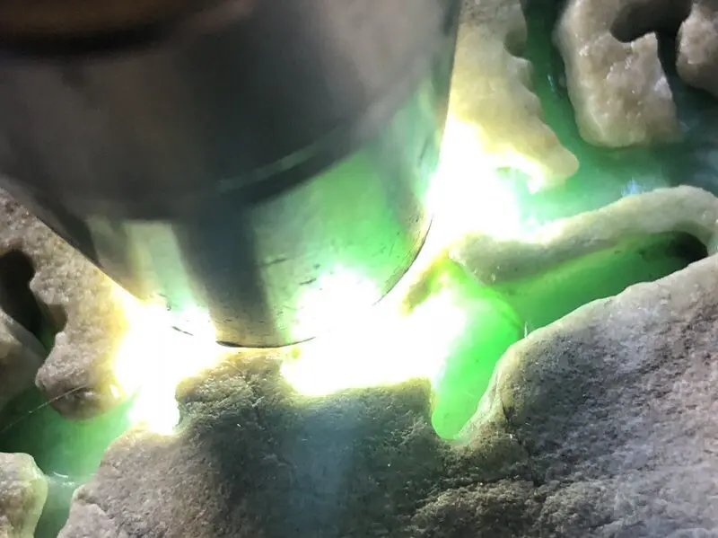 【👉 【名称】3.2kg木那开窗料
【重量】3.2kg
【尺寸】170-90-90mm
【产地】缅甸新货翡翠原石
【描述】新货来袭!《免费切,免费盖手镯》木那开窗料,开窗肉质细腻可见花色,灯下色美水足,喜欢的老板速来抢购H799】图2