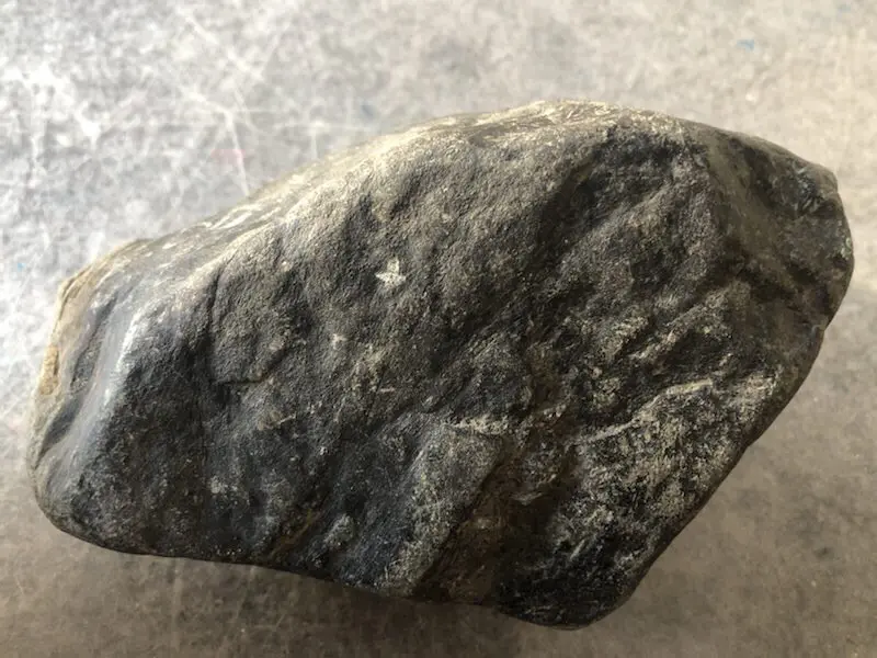 【👉 【名称】3.9kg莫湾基全赌料
【重量】3.9kg
【尺寸】170-120-100mm
【产地】缅甸新货翡翠原石
【描述】新货来袭!《免费切,免费盖手镯》莫湾基全赌料,种好压手皮壳完整紧致,灯下水长起荧光,喜欢的老板速来抢购H801】图8