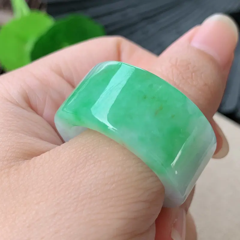 【天然翡翠A货-飘绿扳指_种好,玉质细腻,水头饱满,形体漂亮,水润精致,上手效果佳,尺寸22.9*14.7*4.8mm###】图7