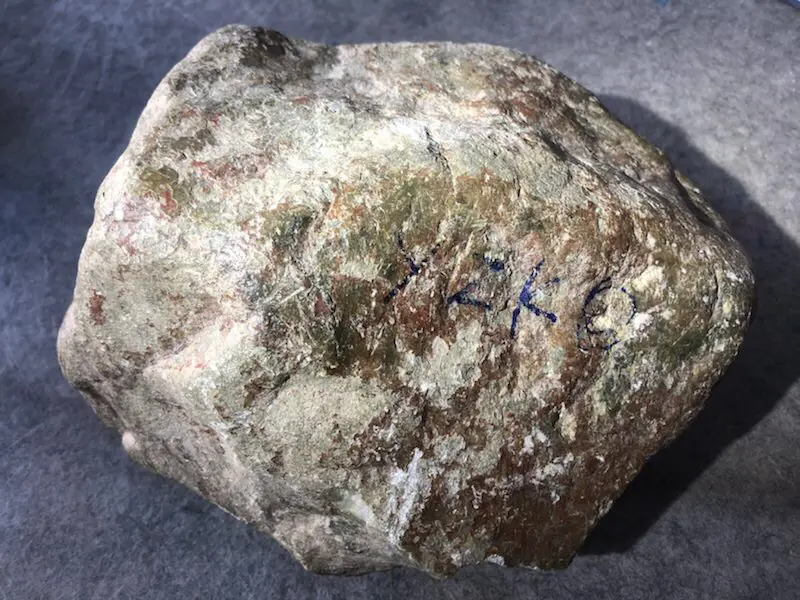 【👉 【名称】7.45kg百三桥全赌料
【重量】7.45kg
【尺寸】170-140-120mm
【产地】缅甸新货翡翠原石
【描述】新货来袭!《免费切,免费盖手镯》百三桥全赌料,种好压手,灯下水长起荧光,喜欢的老板速来抢购H802】图4