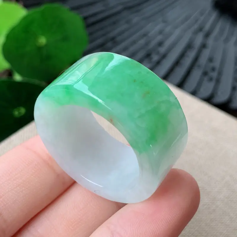 【天然翡翠A货-飘绿扳指_种好,玉质细腻,水头饱满,形体漂亮,水润精致,上手效果佳,尺寸22.9*14.7*4.8mm###】图4