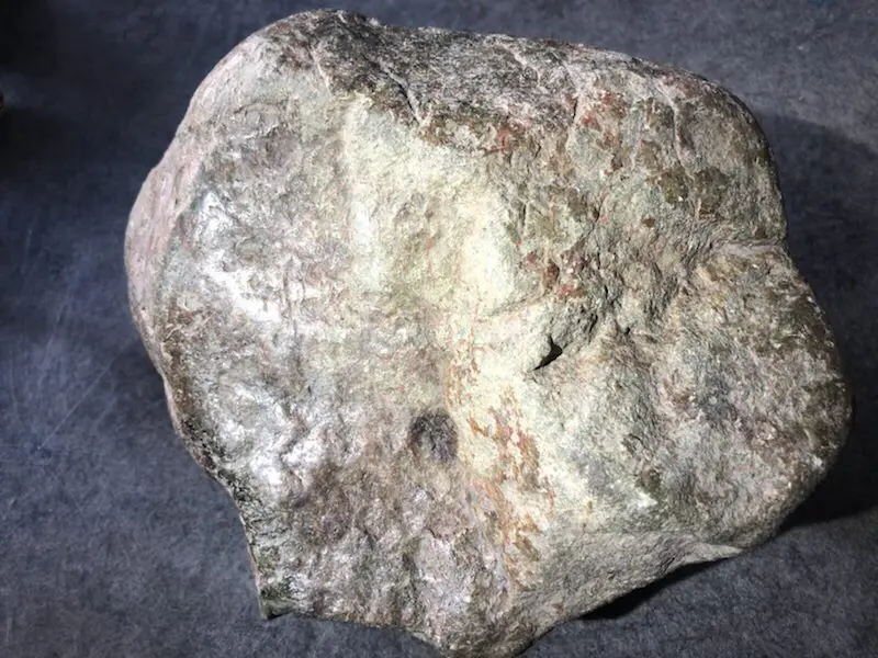 【👉 【名称】7.45kg百三桥全赌料
【重量】7.45kg
【尺寸】170-140-120mm
【产地】缅甸新货翡翠原石
【描述】新货来袭!《免费切,免费盖手镯》百三桥全赌料,种好压手,灯下水长起荧光,喜欢的老板速来抢购H802】图8