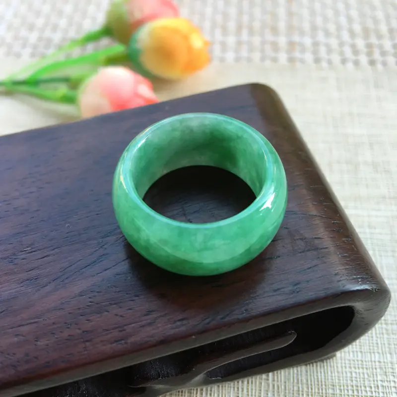 【天然A货翡翠 【自然光拍摄】满绿豆绿戒指,圈口19mm,满绿均匀,青翠明媚,饱满靓丽,佩戴效果贵气大方,尺寸19*11.5*3.8mm 重8.11g】图6