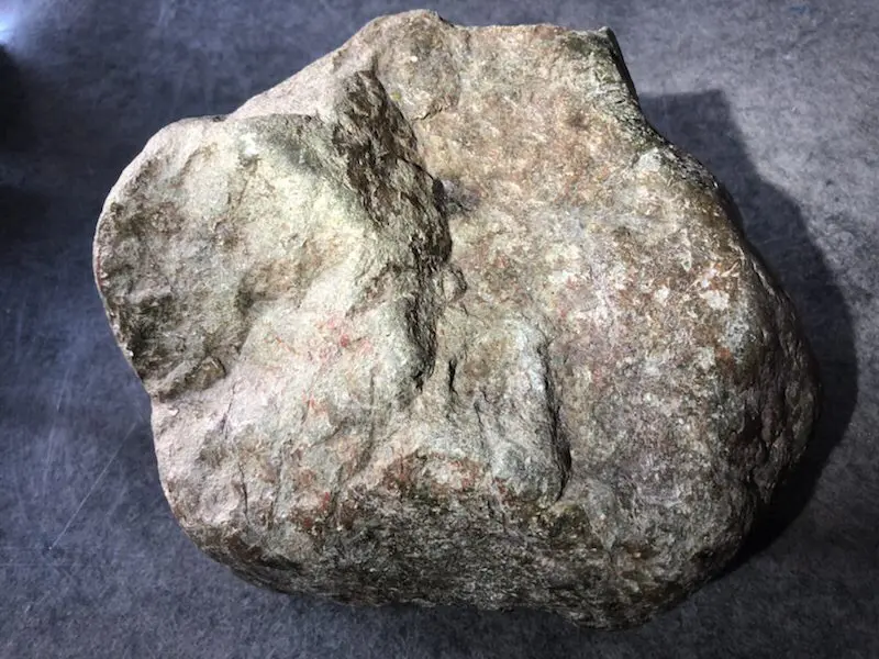 【👉 【名称】7.45kg百三桥全赌料
【重量】7.45kg
【尺寸】170-140-120mm
【产地】缅甸新货翡翠原石
【描述】新货来袭!《免费切,免费盖手镯》百三桥全赌料,种好压手,灯下水长起荧光,喜欢的老板速来抢购H802】图6
