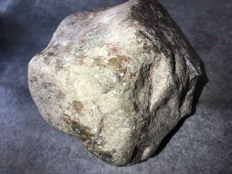 【👉 【名称】7.45kg百三桥全赌料
【重量】7.45kg
【尺寸】170-140-120mm
【产地】缅甸新货翡翠原石
【描述】新货来袭!《免费切,免费盖手镯》百三桥全赌料,种好压手,灯下水长起荧光,喜欢的老板速来抢购H802】图5