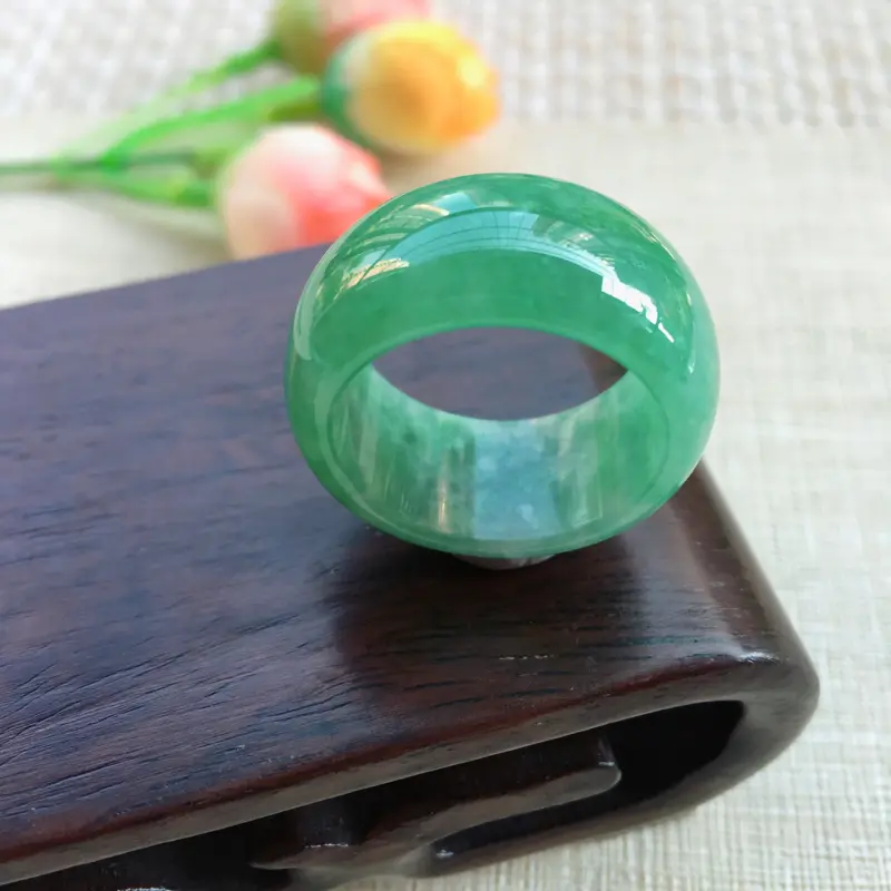 【天然A货翡翠 【自然光拍摄】满绿豆绿戒指,圈口19mm,满绿均匀,青翠明媚,饱满靓丽,佩戴效果贵气大方,尺寸19*11.5*3.8mm 重8.11g】图1
