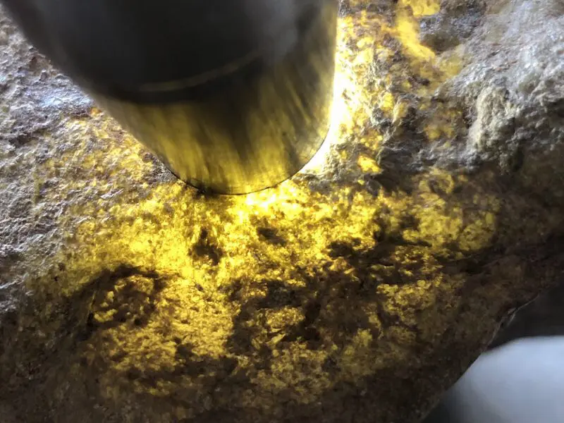 【👉 【名称】7.45kg百三桥全赌料
【重量】7.45kg
【尺寸】170-140-120mm
【产地】缅甸新货翡翠原石
【描述】新货来袭!《免费切,免费盖手镯》百三桥全赌料,种好压手,灯下水长起荧光,喜欢的老板速来抢购H802】图10