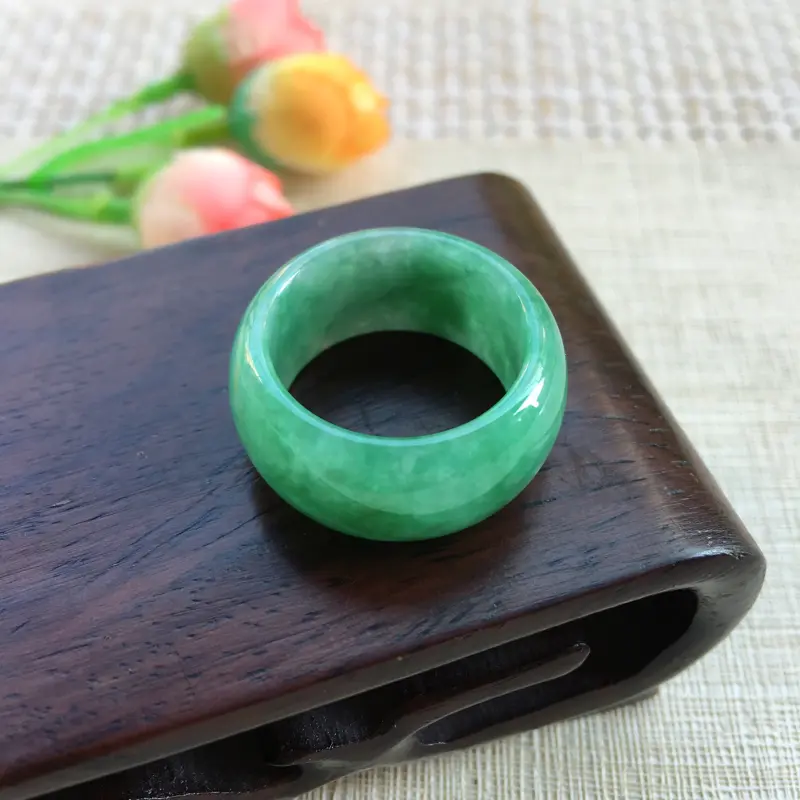 【天然A货翡翠 【自然光拍摄】满绿豆绿戒指,圈口19mm,满绿均匀,青翠明媚,饱满靓丽,佩戴效果贵气大方,尺寸19*11.5*3.8mm 重8.11g】图7
