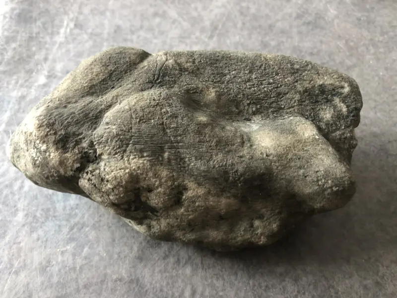 【👉 【名称】1.65kg南齐全赌料
【重量】1.65kg
【尺寸】150-80-50mm
【产地】缅甸新货翡翠原石
【描述】新货来袭!《免费切,免费盖手镯》南齐全赌料,皮壳完整紧致,灯下水足起荧光,喜欢的老板速来抢购。H836】图5