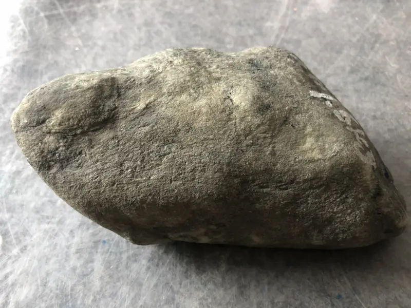 【👉 【名称】1.65kg南齐全赌料
【重量】1.65kg
【尺寸】150-80-50mm
【产地】缅甸新货翡翠原石
【描述】新货来袭!《免费切,免费盖手镯》南齐全赌料,皮壳完整紧致,灯下水足起荧光,喜欢的老板速来抢购。H836】图3