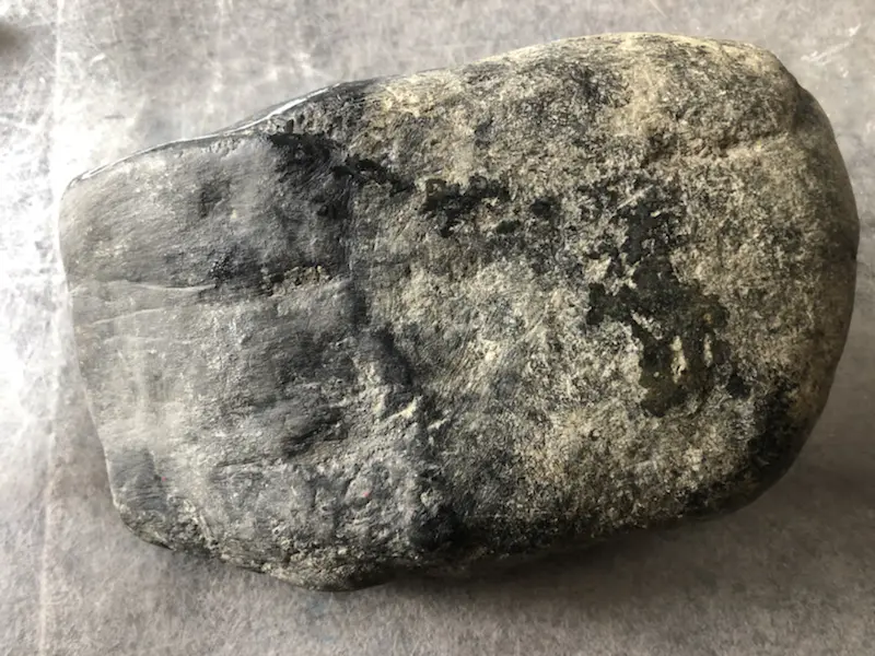 【👉 【名称】7.85kg莫湾基全赌料
【重量】7.85kg
【尺寸】220-130-110mm
【产地】缅甸新货翡翠原石
【描述】新货来袭!《免费切,免费盖手镯》莫湾基全赌料,皮壳完整紧致,灯下水足起荧光,喜欢的老板速来抢购。H838】图5