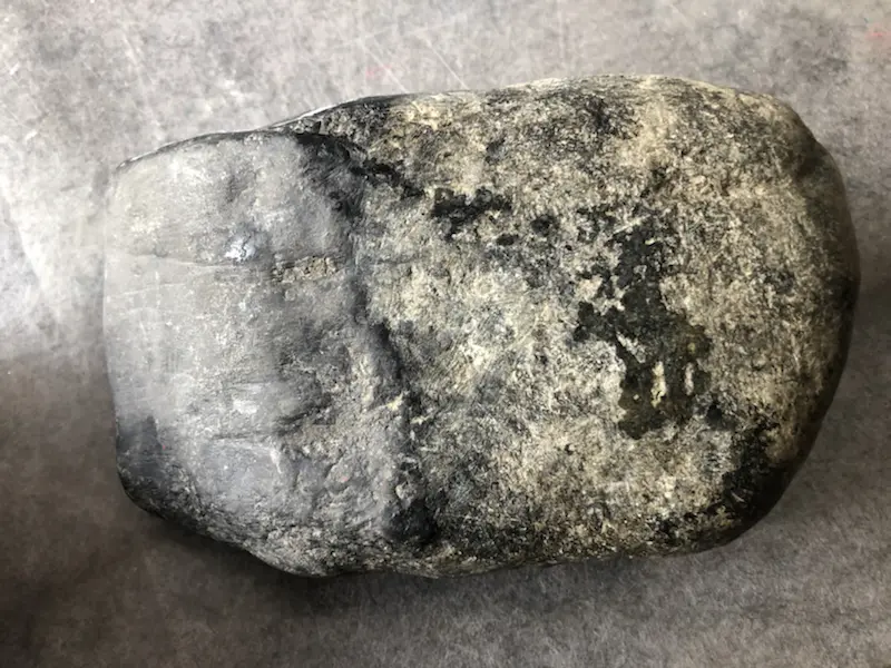 【👉 【名称】7.85kg莫湾基全赌料
【重量】7.85kg
【尺寸】220-130-110mm
【产地】缅甸新货翡翠原石
【描述】新货来袭!《免费切,免费盖手镯》莫湾基全赌料,皮壳完整紧致,灯下水足起荧光,喜欢的老板速来抢购。H838】图7