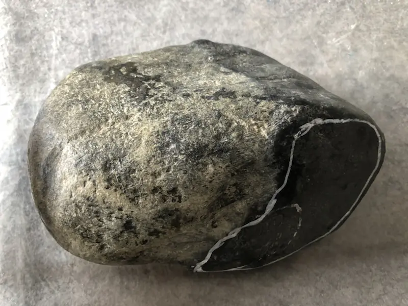 【👉 【名称】7.85kg莫湾基全赌料
【重量】7.85kg
【尺寸】220-130-110mm
【产地】缅甸新货翡翠原石
【描述】新货来袭!《免费切,免费盖手镯》莫湾基全赌料,皮壳完整紧致,灯下水足起荧光,喜欢的老板速来抢购。H838】图6