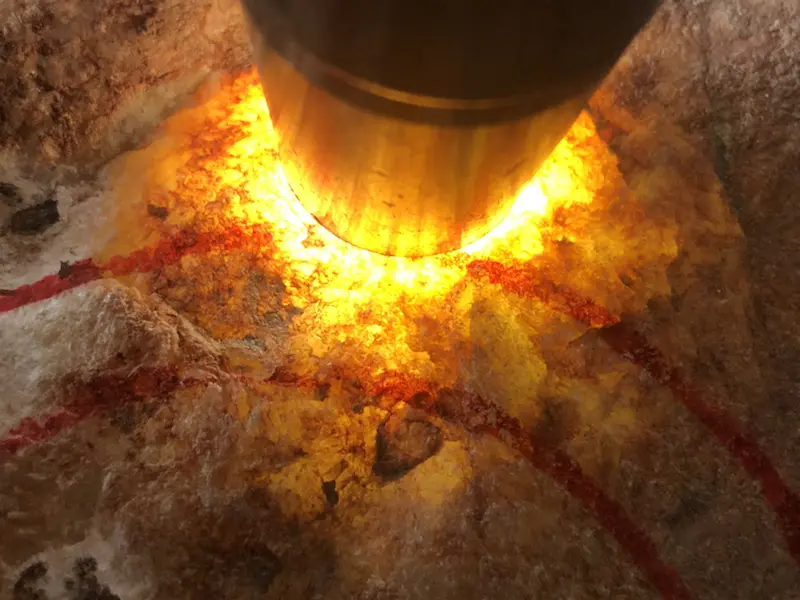 【👉 【名称】15.95kg百三桥全赌料
【重量】15.95kg
【尺寸】230-150-160mm
【产地】缅甸新货翡翠原石
【描述】新货来袭!《免费切,免费盖手镯》百三桥全赌料,个头大品相佳,灯下水足起荧光,喜欢的老板速来抢购。H835】图9