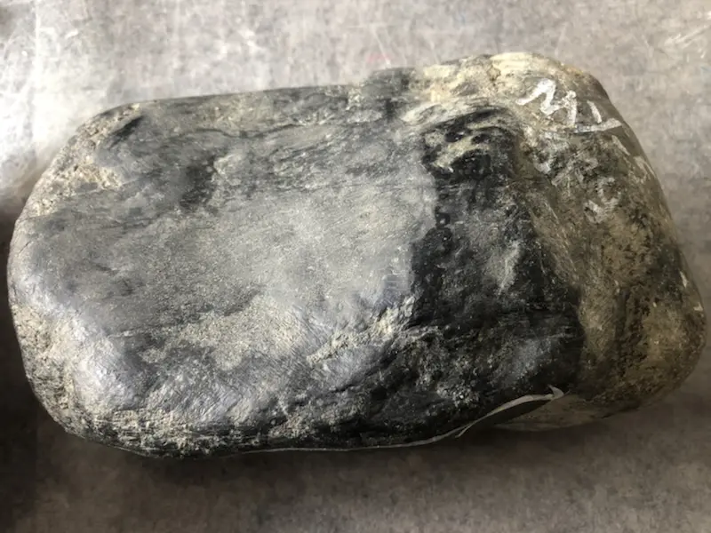 【👉 【名称】7.85kg莫湾基全赌料
【重量】7.85kg
【尺寸】220-130-110mm
【产地】缅甸新货翡翠原石
【描述】新货来袭!《免费切,免费盖手镯》莫湾基全赌料,皮壳完整紧致,灯下水足起荧光,喜欢的老板速来抢购。H838】图8