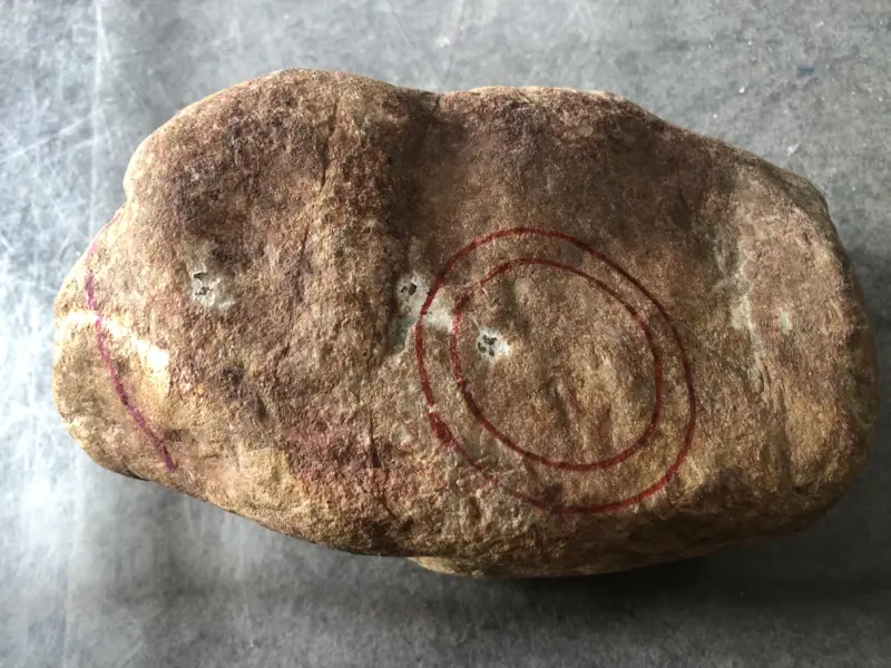【👉 【名称】15.95kg百三桥全赌料
【重量】15.95kg
【尺寸】230-150-160mm
【产地】缅甸新货翡翠原石
【描述】新货来袭!《免费切,免费盖手镯》百三桥全赌料,个头大品相佳,灯下水足起荧光,喜欢的老板速来抢购。H835】图6