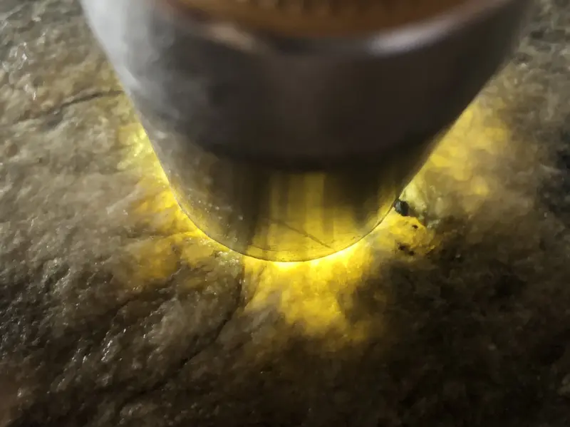【👉 【名称】1.65kg南齐全赌料
【重量】1.65kg
【尺寸】150-80-50mm
【产地】缅甸新货翡翠原石
【描述】新货来袭!《免费切,免费盖手镯》南齐全赌料,皮壳完整紧致,灯下水足起荧光,喜欢的老板速来抢购。H836】图1