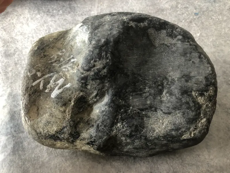 【👉 【名称】7.85kg莫湾基全赌料
【重量】7.85kg
【尺寸】220-130-110mm
【产地】缅甸新货翡翠原石
【描述】新货来袭!《免费切,免费盖手镯》莫湾基全赌料,皮壳完整紧致,灯下水足起荧光,喜欢的老板速来抢购。H838】图3