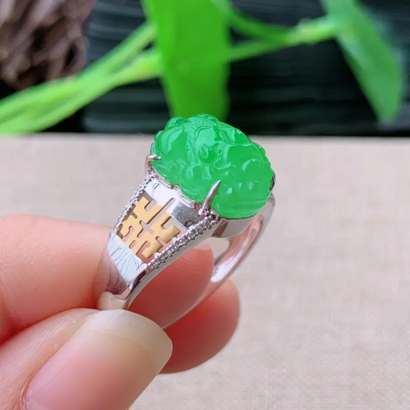 【天然翡翠A货-满绿18K金镶嵌招财貔貅戒指_种好,玉质细腻,水头饱满,形体漂亮,水润精致,上手效果佳,尺寸裸石13*9.8*6.8mm整体13.2*9.8*9.7mm内径19mm】图1