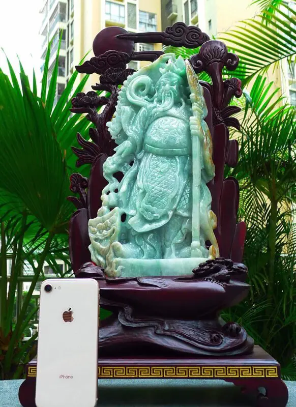 【大件关公摆件 缅甸天然翡翠A货 精美 黄加绿 霸气 义薄云天 关云长 旗开得胜 龙腾盛世 关公摆件 雕刻精美线条流畅种水好 霸气 送礼佳品 搭配精美高档檀木底座 尺寸 470.290.150裸石尺寸330.170.60裸石重量7.26斤 赞 送礼佳品 工艺精湛 霸气种水好】图7