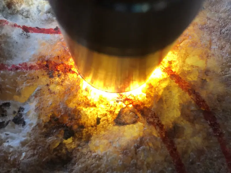 【👉 【名称】15.95kg百三桥全赌料
【重量】15.95kg
【尺寸】230-150-160mm
【产地】缅甸新货翡翠原石
【描述】新货来袭!《免费切,免费盖手镯》百三桥全赌料,个头大品相佳,灯下水足起荧光,喜欢的老板速来抢购。H835】图11