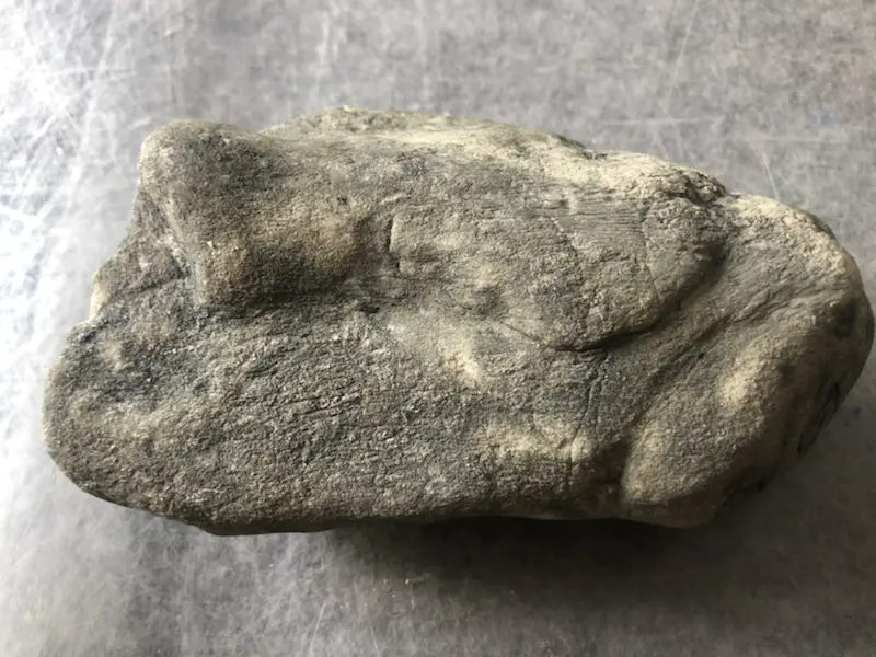 【👉 【名称】1.65kg南齐全赌料
【重量】1.65kg
【尺寸】150-80-50mm
【产地】缅甸新货翡翠原石
【描述】新货来袭!《免费切,免费盖手镯》南齐全赌料,皮壳完整紧致,灯下水足起荧光,喜欢的老板速来抢购。H836】图8