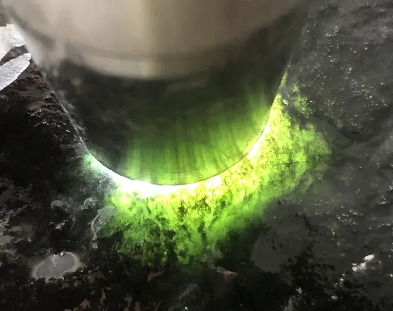 【👉 【名称】7.85kg莫湾基全赌料
【重量】7.85kg
【尺寸】220-130-110mm
【产地】缅甸新货翡翠原石
【描述】新货来袭!《免费切,免费盖手镯》莫湾基全赌料,皮壳完整紧致,灯下水足起荧光,喜欢的老板速来抢购。H838】图9