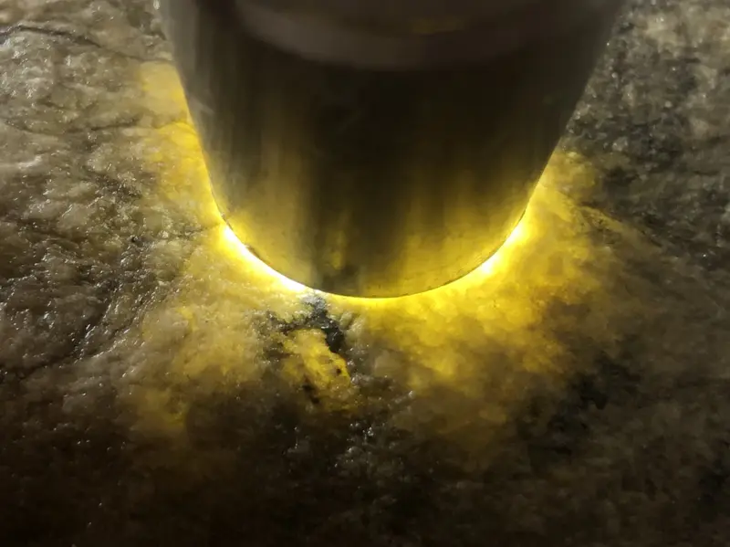【👉 【名称】1.65kg南齐全赌料
【重量】1.65kg
【尺寸】150-80-50mm
【产地】缅甸新货翡翠原石
【描述】新货来袭!《免费切,免费盖手镯》南齐全赌料,皮壳完整紧致,灯下水足起荧光,喜欢的老板速来抢购。H836】图10