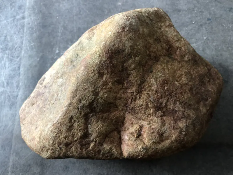 【👉 【名称】15.95kg百三桥全赌料
【重量】15.95kg
【尺寸】230-150-160mm
【产地】缅甸新货翡翠原石
【描述】新货来袭!《免费切,免费盖手镯》百三桥全赌料,个头大品相佳,灯下水足起荧光,喜欢的老板速来抢购。H835】图3