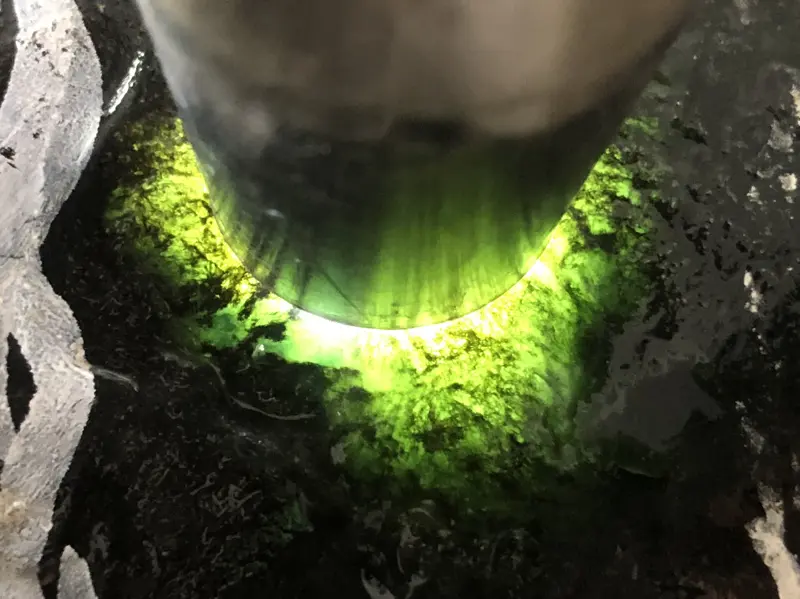 【👉 【名称】7.85kg莫湾基全赌料
【重量】7.85kg
【尺寸】220-130-110mm
【产地】缅甸新货翡翠原石
【描述】新货来袭!《免费切,免费盖手镯》莫湾基全赌料,皮壳完整紧致,灯下水足起荧光,喜欢的老板速来抢购。H838】图10
