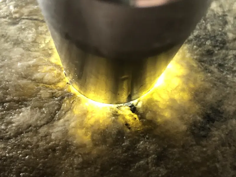 【👉 【名称】1.65kg南齐全赌料
【重量】1.65kg
【尺寸】150-80-50mm
【产地】缅甸新货翡翠原石
【描述】新货来袭!《免费切,免费盖手镯》南齐全赌料,皮壳完整紧致,灯下水足起荧光,喜欢的老板速来抢购。H836】图9