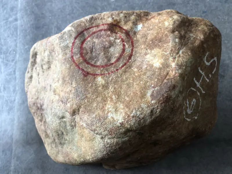 【👉 【名称】15.95kg百三桥全赌料
【重量】15.95kg
【尺寸】230-150-160mm
【产地】缅甸新货翡翠原石
【描述】新货来袭!《免费切,免费盖手镯》百三桥全赌料,个头大品相佳,灯下水足起荧光,喜欢的老板速来抢购。H835】图4