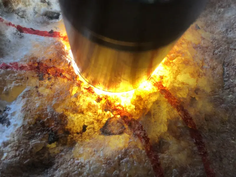 【👉 【名称】15.95kg百三桥全赌料
【重量】15.95kg
【尺寸】230-150-160mm
【产地】缅甸新货翡翠原石
【描述】新货来袭!《免费切,免费盖手镯》百三桥全赌料,个头大品相佳,灯下水足起荧光,喜欢的老板速来抢购。H835】图1