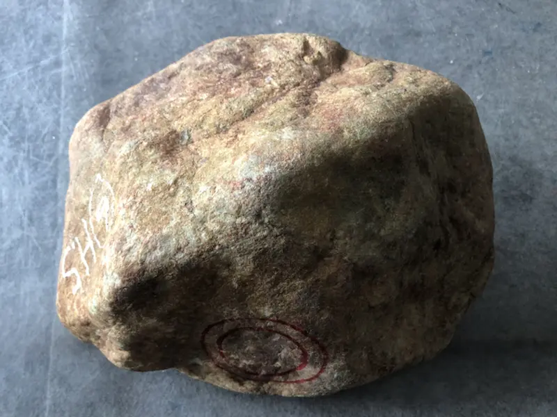 【👉 【名称】15.95kg百三桥全赌料
【重量】15.95kg
【尺寸】230-150-160mm
【产地】缅甸新货翡翠原石
【描述】新货来袭!《免费切,免费盖手镯》百三桥全赌料,个头大品相佳,灯下水足起荧光,喜欢的老板速来抢购。H835】图5