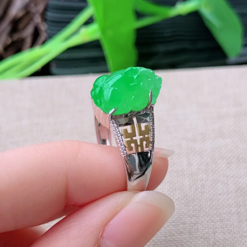 【天然翡翠A货-满绿18K金镶嵌招财貔貅戒指_种好,玉质细腻,水头饱满,形体漂亮,水润精致,上手效果佳,尺寸裸石13*9.8*6.8mm整体13.2*9.8*9.7mm内径19mm】图4
