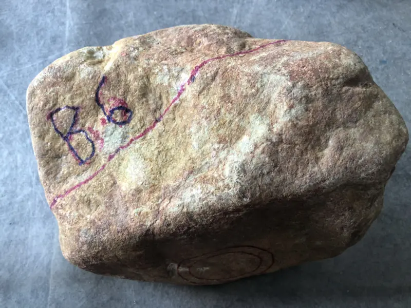【👉 【名称】15.95kg百三桥全赌料
【重量】15.95kg
【尺寸】230-150-160mm
【产地】缅甸新货翡翠原石
【描述】新货来袭!《免费切,免费盖手镯》百三桥全赌料,个头大品相佳,灯下水足起荧光,喜欢的老板速来抢购。H835】图8